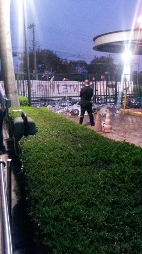 Manifestantes condenaram última edição da revista Veja e jogaram lixo na porta da editora Abril Manifestantes condenaram última edição da revista Veja e jogaram lixo na porta da editora Abril