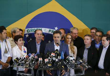 O candidato a presidente derrotado no segundo turno, Aécio Neves (PSDB), foi recebido antes de seu primeiro discurso após a divulgação do resultado sob os gritos de "Aécio guerreiro, orghulho brasileiro". Ele afirmou que ligou para a presidente reeleita, Dilma Rousseff (PT), lhe desejou sucesso e lhe disse que "a maior de todas as prioridades deve ser unir o Brasil em torno de um projeto honrado e que dignifique a todos os brasileiros". <p>O candidato a presidente derrotado no segundo turno, Aécio Neves (PSDB), foi recebido antes de seu primeiro discurso após a divulgação do resultado sob os gritos de "Aécio guerreiro, orghulho brasileiro". Ele afirmou que ligou para a presidente reeleita, Dilma Rousseff (PT), lhe desejou sucesso e lhe disse que "a maior de todas as prioridades deve ser unir o Brasil em torno de um projeto honrado e que dignifique a todos os brasileiros".</p>