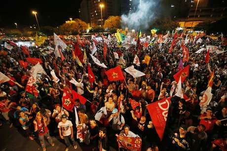Eleitores comemoram vitória de Dilma Rousseff nas eleições à Presidência da República <p>Eleitores comemoram vitória de Dilma Rousseff nas eleições à Presidência da República</p>