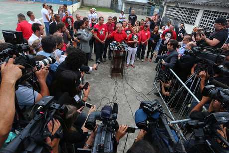 O ex-presidente Luiz Inácio Lula da Silva falou à imprensa na manhã deste domingo (26) O ex-presidente Luiz Inácio Lula da Silva falou à imprensa na manhã deste domingo (26)