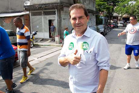 Paulinho da Força começou a coletar assinaturas pedindo o afastamento da presidente Dilma Rousseff <p>Paulinho da Força começou a coletar assinaturas pedindo o afastamento da presidente Dilma Rousseff</p>