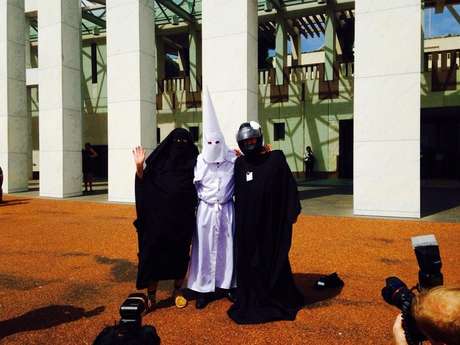 Sergio Redegalli, Nick Folkes e Victor Waterson posam para jornalistas no Parlamento de Canberra <p>Sergio Redegalli, Nick Folkes e Victor Waterson posam para jornalistas no Parlamento de Canberra</p>