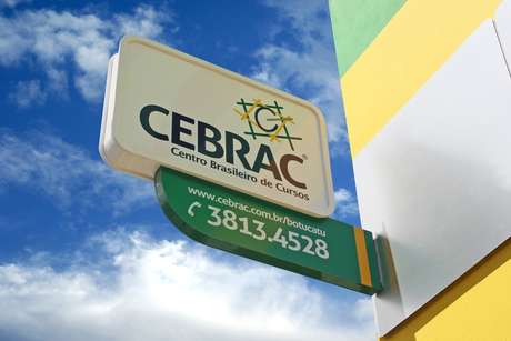 Ele deu a volta por cima com a criação da Cebrac, que oferece cursos profissionalizantes de informática. Hoje, o negócio fatura mais de R$ 150 milhões Ele deu a volta por cima com a criação da Cebrac, que oferece cursos profissionalizantes de informática. Hoje, o negócio fatura mais de R$ 150 milhões