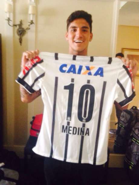Medina recebeu camisa, mas Corinthians apoia outro surfista brasileiro Medina recebeu camisa, mas Corinthians apoia outro surfista brasileiro