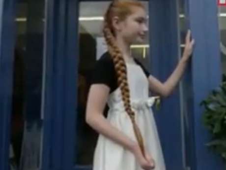 Menina tem cabelo quase do tamanho do próprio corpo <p>Menina tem cabelo quase do tamanho do próprio corpo</p>