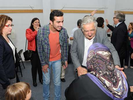 Presidente José Mujica cumprimenta refugiados sírios <p>Presidente José Mujica cumprimenta refugiados sírios</p>