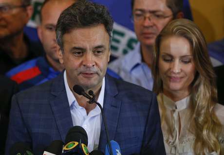 Aécio afirma que Dilma deve: "unir o Brasil em torno de um projeto honrado" <p>Aécio afirma que Dilma deve: "unir o Brasil em torno de um projeto honrado"</p>