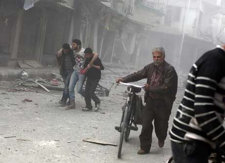 Um homem é socorrido após um ataque aéreo realizado por forças do regime sírio na cidade de Douma, a nordeste da capital Damasco, um reduto da oposição desde o início da revolta contra o presidente Bashar al-Assad, em 13 de abril de 2014 <p>Um homem é socorrido após um ataque aéreo realizado por forças do regime sírio na cidade de Douma, a nordeste da capital Damasco, um reduto da oposição desde o início da revolta contra o presidente Bashar al-Assad, em 13 de abril de 2014</p>