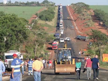 Estrada teve o tráfego interrompido por causa do acidente Estrada teve o tráfego interrompido por causa do acidente