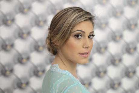 O look é romântico, delicado e feminino O look é romântico, delicado e feminino