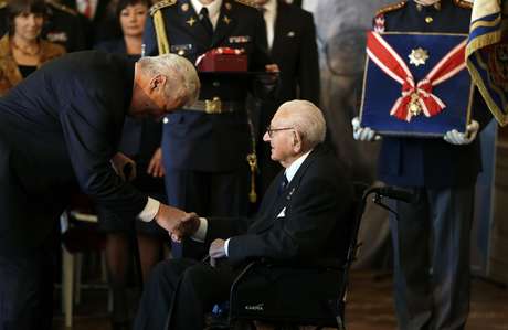 Nicholas Winton foi condecorado com a Ordem do Leão Branco, a mais alta honraria da República Tcheca <p class="text">Nicholas Winton foi condecorado com a Ordem do Leão Branco, a mais alta honraria da República Tcheca </p><p class="text"> </p>
