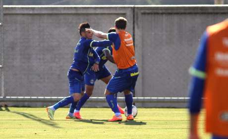 Lucas Coelho e Pará brigam durante treino coletivo Lucas Coelho e Pará brigam durante treino coletivo