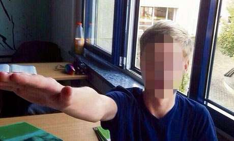 Estudante é fotografado fazendo saudação nazista em escola da Alemanha <p>Estudante é fotografado fazendo saudação nazista em escola da Alemanha</p>