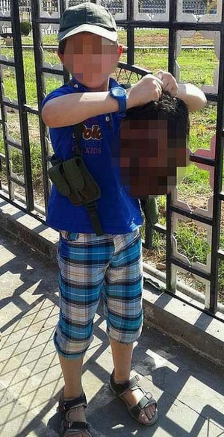 Estado Islâmico do Iraque e da Síria promove a decapitação de estrangeiros e recruta jovens para lutarem com os extremistas <p>Estado Islâmico do Iraque e da Síria promove a decapitação de estrangeiros e recruta jovens para lutarem com os extremistas</p>