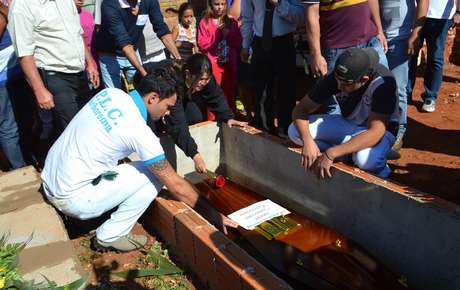 Amigos e familiares se despediram dos jovens e professores mortos no acidente Amigos e familiares se despediram dos jovens e professores mortos no acidente