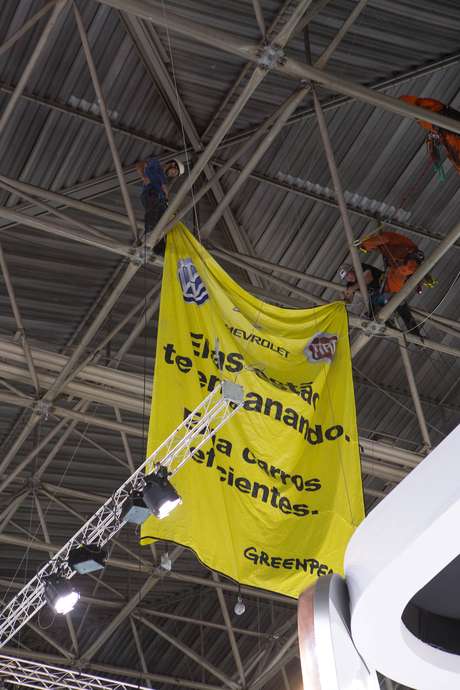 "Elas estão te enganando. Exija carros eficientes!", dizia o banner do Greenpeace <p> "Elas estão te enganando. Exija carros eficientes!", dizia o banner do Greenpeace</p>