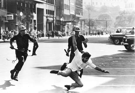 Protesto Contra a Ditadura Militar em 1968 Protesto Contra a Ditadura Militar em 1968