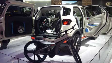 Bike conceito da Ford híbrida exposta ao lado de um Ecosport <p>Bike conceito da Ford híbrida exposta ao lado de um Ecosport</p>
