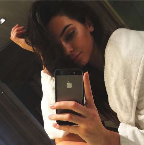 Aos 19 anos, Kendall Jenner exibe fios longos em tom escuro Aos 19 anos, Kendall Jenner exibe fios longos em tom escuro