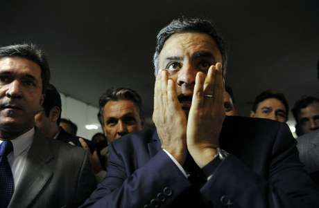 Aécio Neves se surpreende com a recepção das pessoas em seu retorno ao Congresso Nacional Aécio Neves se surpreende com a recepção das pessoas em seu retorno ao Congresso Nacional