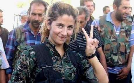 Rehana ficou conhecida por ser forte combatente nos conflitos sírios na cidade de Kobani Rehana ficou conhecida por ser forte combatente nos conflitos sírios na cidade de Kobani