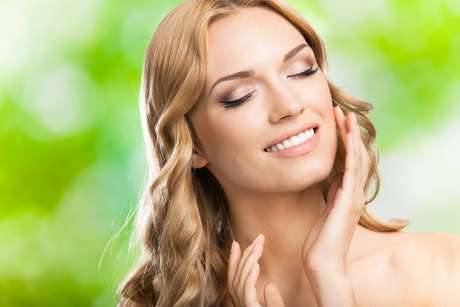 O tratamento preza a naturalidade e para isso faz mechas em tons muito próximos ao natural O tratamento preza a naturalidade e para isso faz mechas em tons muito próximos ao natural