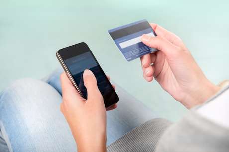Os varejistas devem investir cada vez mais em iniciativas voltadas para aparelhos móveis. A tendência é que as compras feitas através desses dispositivos eletrônicos subam bastante <p>Os varejistas devem investir cada vez mais em iniciativas voltadas para aparelhos móveis. A tendência é que as compras feitas através desses dispositivos eletrônicos subam bastante</p>
