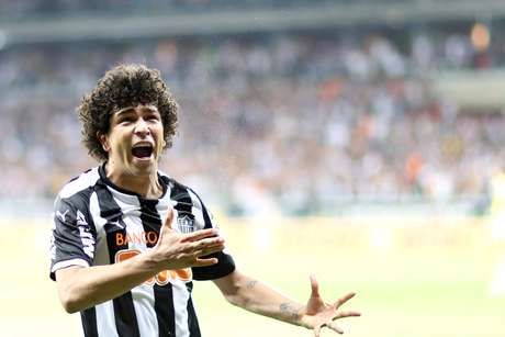 Luan bate no peito com gol da virada atleticana Luan bate no peito com gol da virada atleticana