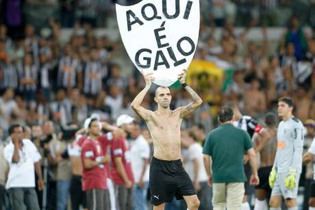 Diego Tardelli comemora com torcida novo feito da equipe mais "imortal" da atualidade Diego Tardelli comemora com torcida novo feito da equipe mais "imortal" da atualidade