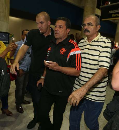 Vanderlei Luxemburgo é escoltado no desembarque do Flamengo Vanderlei Luxemburgo é escoltado no desembarque do Flamengo