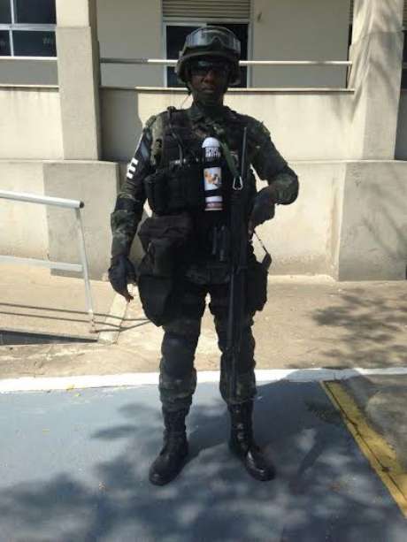 Spray antifogo é item do arsenal de guerra na Maré <p>Spray antifogo é item do arsenal de guerra na Maré</p>