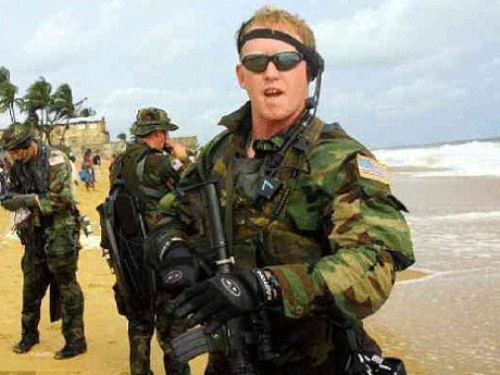 Rob O'Neill, de 38 anos, alega ter sido o militar que atirou e matou Osama Bin Laden <p>Rob O'Neill, de 38 anos, alega ter sido o militar que atirou e matou Osama Bin Laden</p>