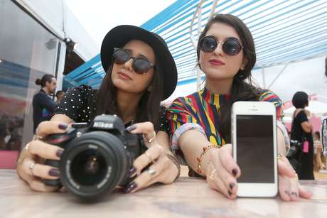 A dupla de estudantes de negócios da moda Beatriz Arvatti e Carolina Andrade faz o estilo 'blogueira descolada' <p>A dupla de estudantes de negócios da moda Beatriz Arvatti e Carolina Andrade faz o estilo 'blogueira descolada'</p>
