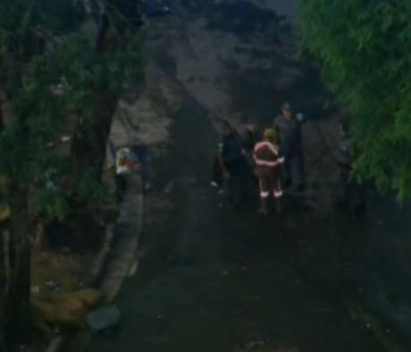 Globo News / Reprodução <p>Bombeiros fazem massagem cardíaca em duas pessoas atingidas por um raio</p>
