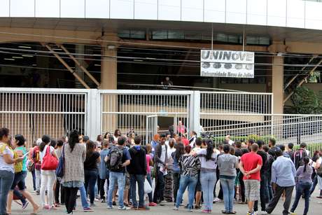 Alunos se reúnem em frente à faculdade Uninove, Campus Barra Funda, localizada na Zona Oeste de São Paulo, para prestar o exame Alunos se reúnem em frente à faculdade Uninove, Campus Barra Funda, localizada na Zona Oeste de São Paulo, para prestar o exame
