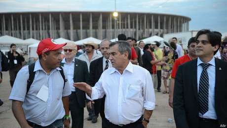 Gilberto Carvalho nega falta de diálogo com movimentos sociais, mas diz que houve poucos avanços Gilberto Carvalho nega falta de diálogo com movimentos sociais, mas diz que houve poucos avanços