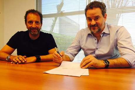 Em foto postada pela emissora, ator sorri e assina contrato <p>Em foto postada pela emissora, ator sorri e assina contrato</p>