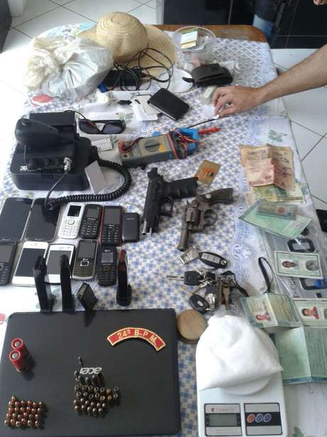 Foram recolhidas armas, munições, celulares, notebook e uma balança de precisão, possivelmente usada para pesar drogas <p>Foram recolhidas armas, munições, celulares, notebook e uma balança de precisão, possivelmente usada para pesar drogas</p>