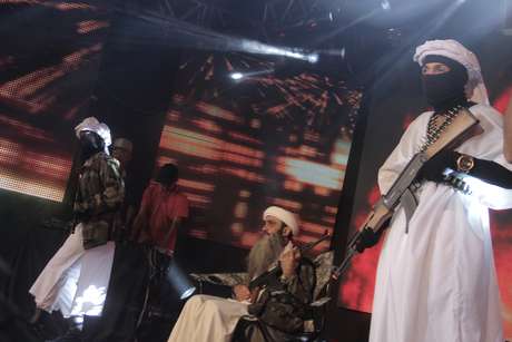 Vou sempre acompanhado de dois dançarinos "iraquianos", para deixar o baile bem sinistro, diz Mc Bin Laden <p>Vou sempre acompanhado de dois dançarinos "iraquianos", para deixar o baile bem sinistro, diz Mc Bin Laden</p>
