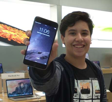 Lucas Valandro posa para foto com o modelo Plus: "ainda não tinha mexido" Lucas Valandro posa para foto com o modelo Plus: "ainda não tinha mexido"