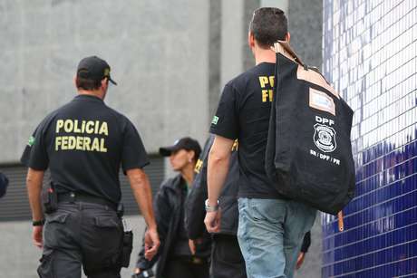 Policias recolheram documentos em empresas na capital paulista <p>Policias recolheram documentos em empresas na capital paulista</p>