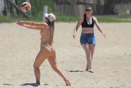 Com calor de mais de 30 graus, praias ficaram lotadas neste fim de semana, em Santa Catarina Com calor de mais de 30 graus, praias ficaram lotadas neste fim de semana, em Santa Catarina