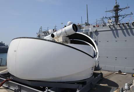 O projeto do Laser Weapon System (LaWS) demorou sete anos e custou US$ 40 milhões em seu desenvolvimento O projeto do Laser Weapon System (LaWS) demorou sete anos e custou US$ 40 milhões em seu desenvolvimento