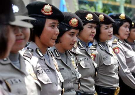 Mulheres que desejam ser policiais no maior país muçulmano do mundo devem ser solteiras e virgens <p>Mulheres que desejam ser policiais no maior país muçulmano do mundo devem ser solteiras e virgens</p>