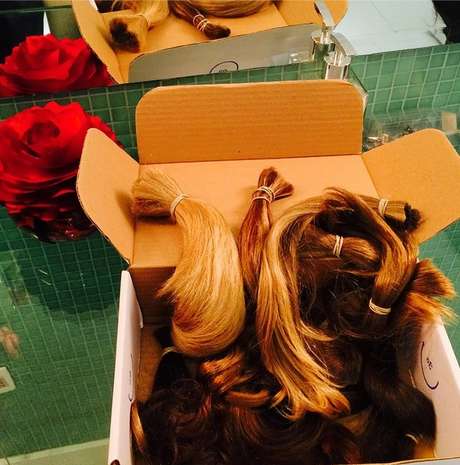 O hair stylist Tiago Parente recolhe as doações de clientes em seu salão e envia para a ONG Cabelegria O hair stylist Tiago Parente recolhe as doações de clientes em seu salão e envia para a ONG Cabelegria