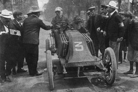 Louis Renault chega à cidade de Bordeaux, etapa da corrida entre Paris e Madri em que ficaria sabendo que seu irmão e cofundador da Renault, Marcel, havia morrido na prova Louis Renault chega à cidade de Bordeaux, etapa da corrida entre Paris e Madri em que ficaria sabendo que seu irmão e cofundador da Renault, Marcel, havia morrido na prova