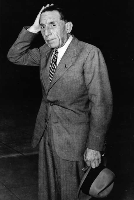 Já bastante doente, Louis Renault se entregou à Justiça francesa em 1944 para ser julgado pela acusação de ter colaborado com os nazistas Já bastante doente, Louis Renault se entregou à Justiça francesa em 1944 para ser julgado pela acusação de ter colaborado com os nazistas