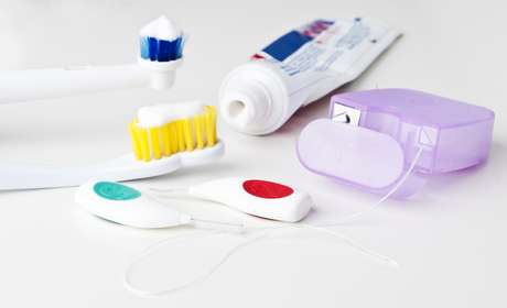 Normamente, o recomendado é usar o fio dental, seguido da escova e, por último, o enxaguante bucal Normamente, o recomendado é usar o fio dental, seguido da escova e, por último, o enxaguante bucal