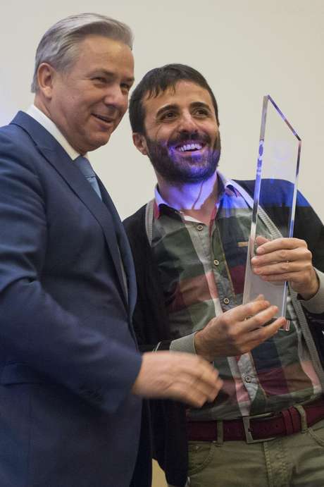 Halil Dincdag foi premiado em Berlim pela luta contra a homofobia Halil Dincdag foi premiado em Berlim pela luta contra a homofobia