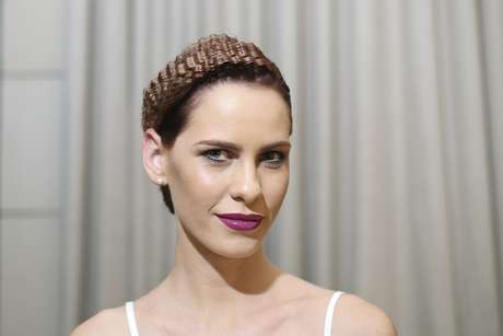 O coque retrô com a franja contemporânea dá um ar moderno ao look O coque retrô com a franja contemporânea dá um ar moderno ao look